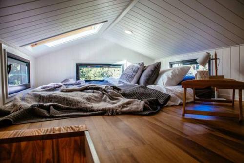 Проект небольшого, но очень стильного и уютного строения создали сотрудники компании Designer Eco Tiny Homes. 06