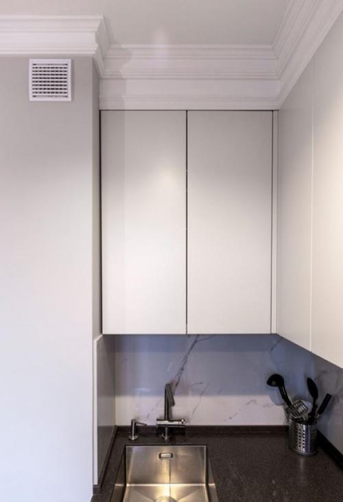 Монохромный интерьер небольшой кухни. 04