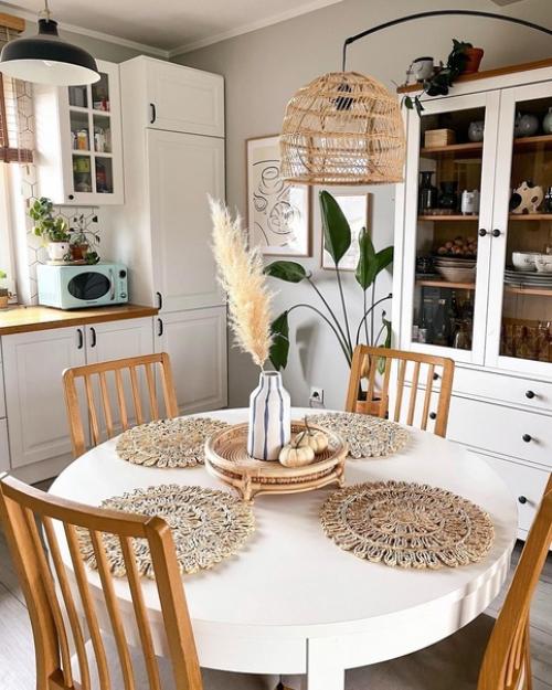 Базовый цвет этого интерьера светло-серый, что добавляет пространству ощущение воздушности и лёгкости. 04