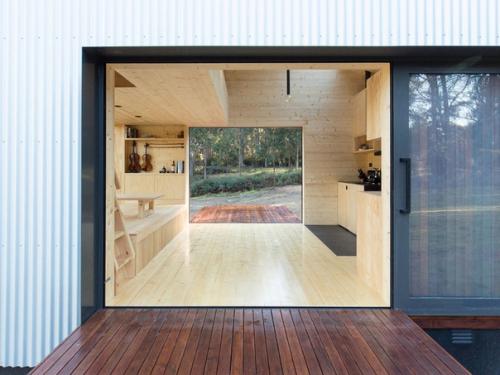 Компактный и практичный дом в современном японском стиле на острове Бруни, недалеко от южного побережья Тасмании, для уединения от городской суеты. 01