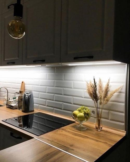 Отличный способ визуально разделить комнату на зону готовки и гостиной с помощью барной стойки. 03