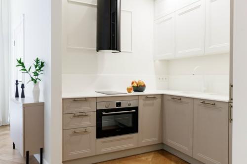 Интерьер однокомнатной квартиры сложной планировки 36 м 2 в ЖК олимпийская деревня в Москве. 02