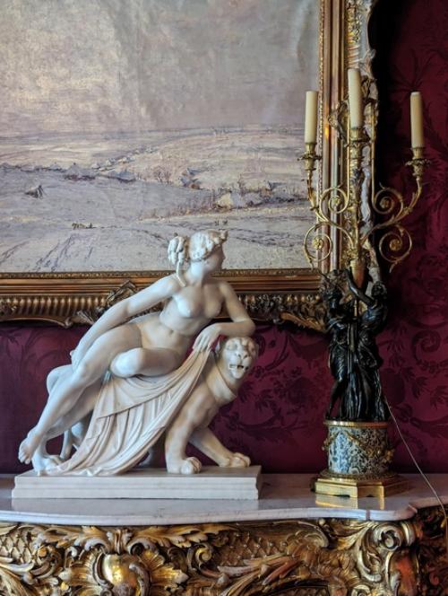 Перед сном предлагаю полюбоваться одной из трех анфиладных гостиных владимирского дворца - малиновой. 01