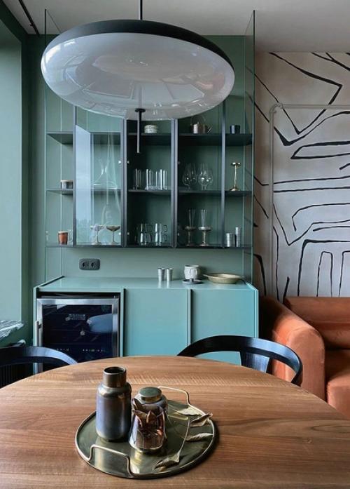 Интерьер квартиры, переполненный яркими решения, необычными принтами и текстурами. 01