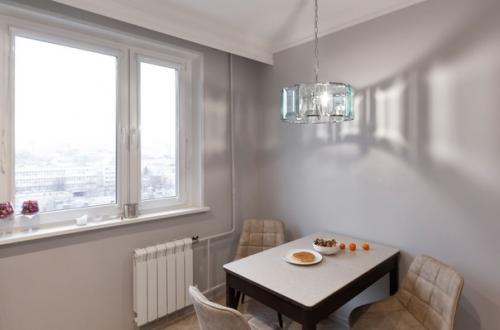 Монохромный интерьер небольшой кухни. 07