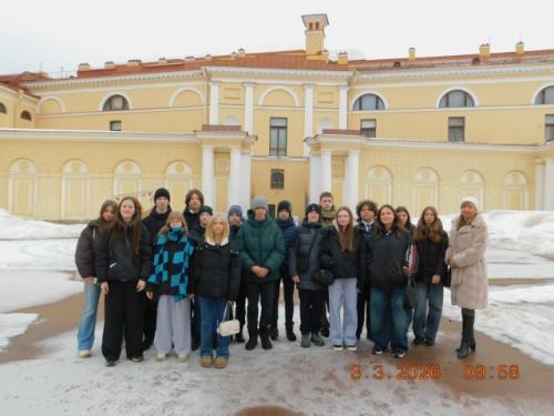 3 марта 8-в класс вместе с классным руководителем Ириной Викторовной степочкиной посетили юсуповский дворец. 

