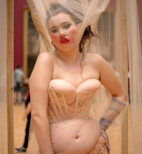 Микаэла старк - художница, перформансистка и стилист, чей корсет стал мощным символом бодипозитива. 02