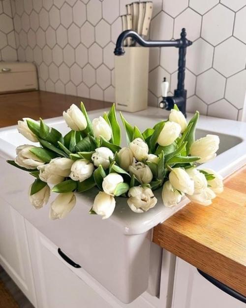 Базовый цвет этого интерьера светло-серый, что добавляет пространству ощущение воздушности и лёгкости. 07