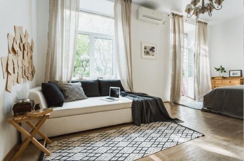 Эта двухкомнатная квартира в сталинском доме расположена в уютном московском дворике на большой никитской. 04