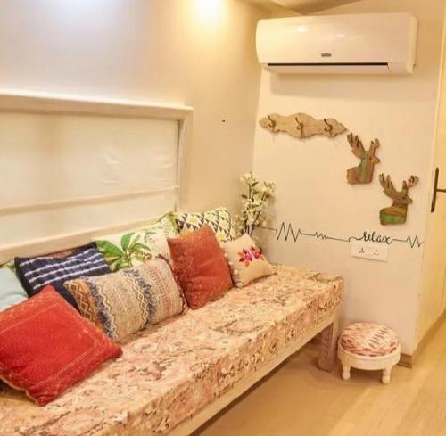 9 фотографий, которые перенесут вас внутрь красочного богемного фургона Катрины Каиф. 06