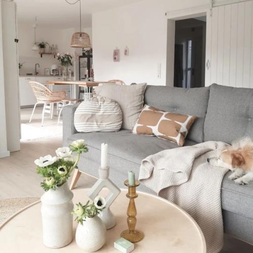 Обьединенная кухня - гостиная в белом скандинавском таунхаусе. 01