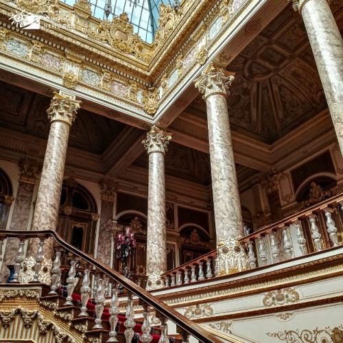 Это интерьеры дворца долмабахче - одного из самых роскошных дворцов Турции. 01