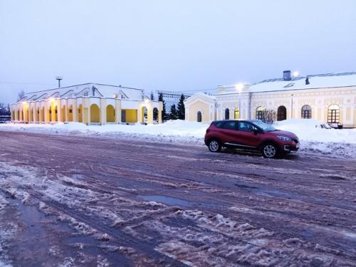 Тихвин в январе.  Тепловоз дм 62-1733 (ТЧЭ - 21 волховстрой) и электропоезд эт 2 М - 8034 (тчприг - 15 санкт - Петербург - балтийский. 05