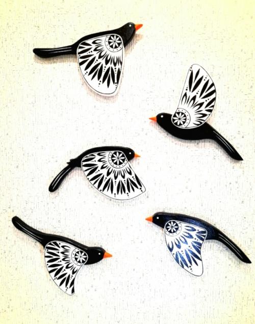 Эти птички настолько ручные, что отказываются лететь на улицу! 02