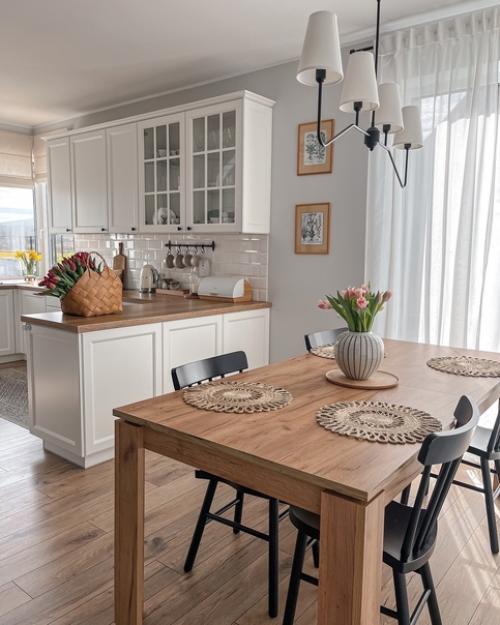 Белая кухня, живые цветы и мебель из дерева. 03