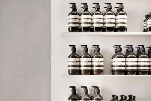 Интерьер нового магазина Aesop с березами внутри в Монреале / Alain Carle. 06