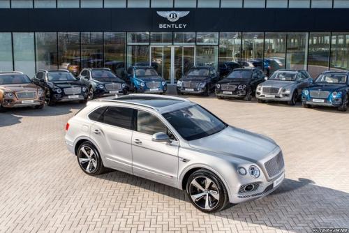 Bentley Bentayga передали первым владельцам.

