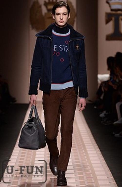 Trussardi сшил женщинам Милитаристские ботинки из кожи питона. 04