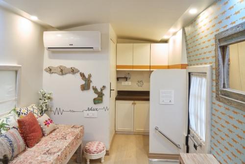 9 фотографий, которые перенесут вас внутрь красочного богемного фургона Катрины Каиф. 03