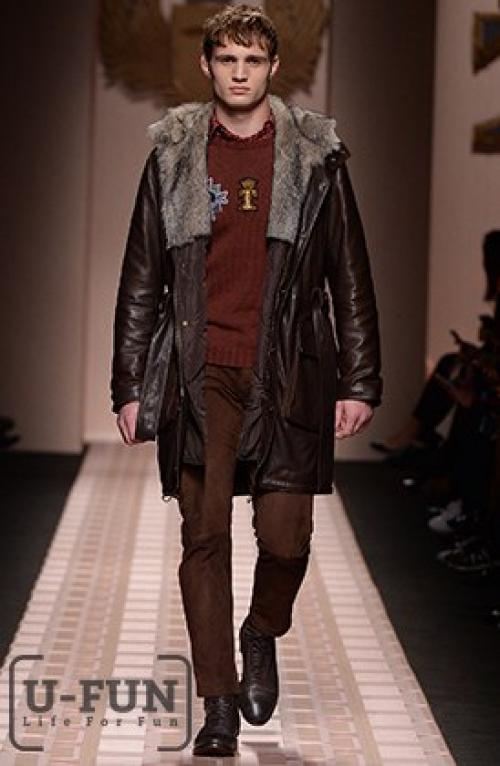 Trussardi сшил женщинам Милитаристские ботинки из кожи питона. 02