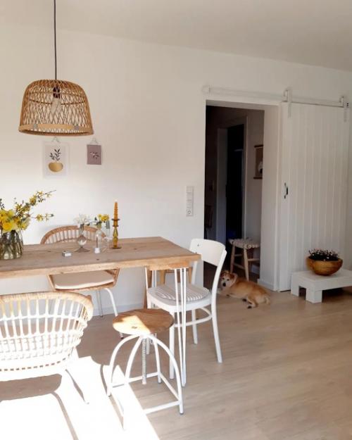 Обьединенная кухня - гостиная в белом скандинавском таунхаусе. 03