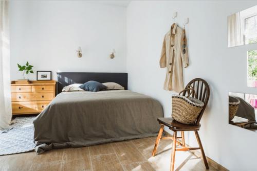 Эта двухкомнатная квартира в сталинском доме расположена в уютном московском дворике на большой никитской. 01