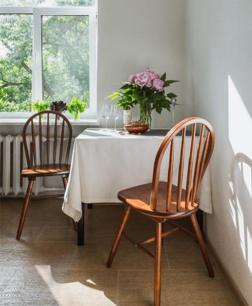 Эта двухкомнатная квартира в сталинском доме расположена в уютном московском дворике на большой никитской. 05