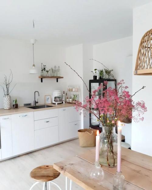 Обьединенная кухня - гостиная в белом скандинавском таунхаусе. 05