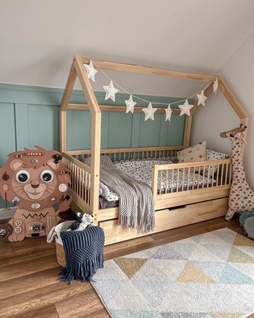 Белая кухня, живые цветы и мебель из дерева. 04