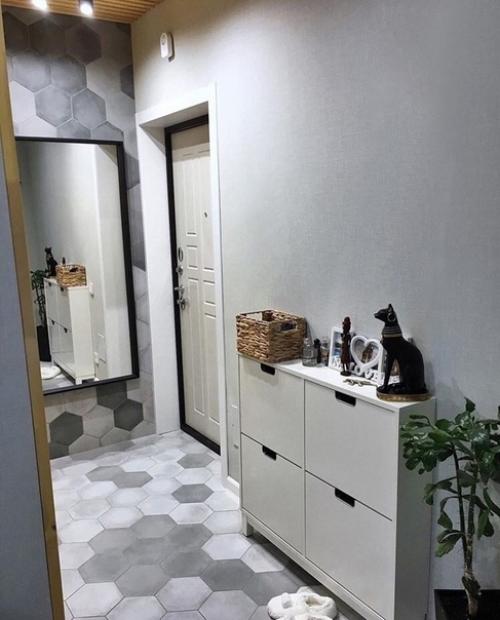 Отличный способ визуально разделить комнату на зону готовки и гостиной с помощью барной стойки. 09