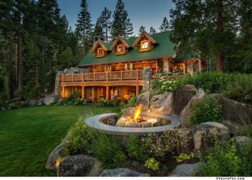 Этот потрясающий особняк в традиционной сельской стилистике построен на берегу очаровательного озера Тахо в Калифорнии.