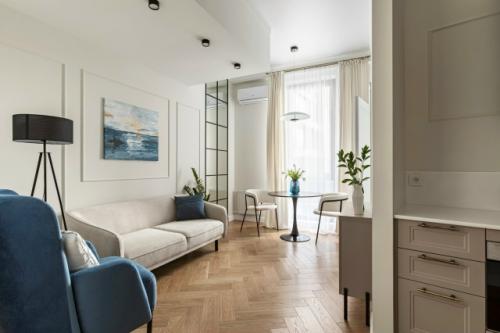 Интерьер однокомнатной квартиры сложной планировки 36 м 2 в ЖК олимпийская деревня в Москве.  