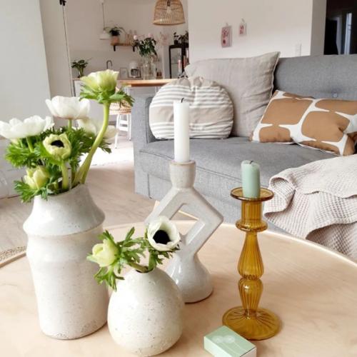 Обьединенная кухня - гостиная в белом скандинавском таунхаусе. 04