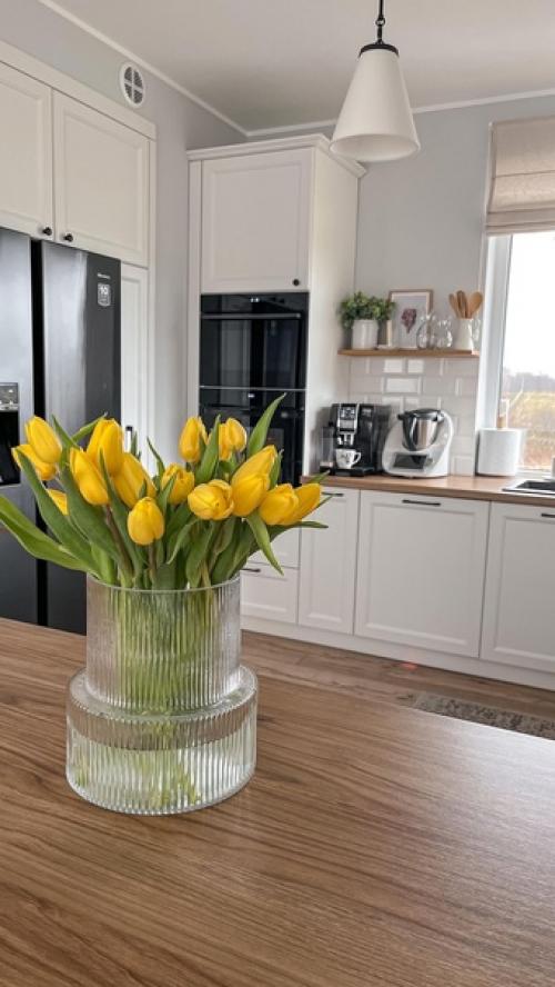 Белая кухня, живые цветы и мебель из дерева. 06