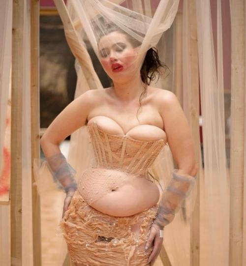 Микаэла старк - художница, перформансистка и стилист, чей корсет стал мощным символом бодипозитива. 04