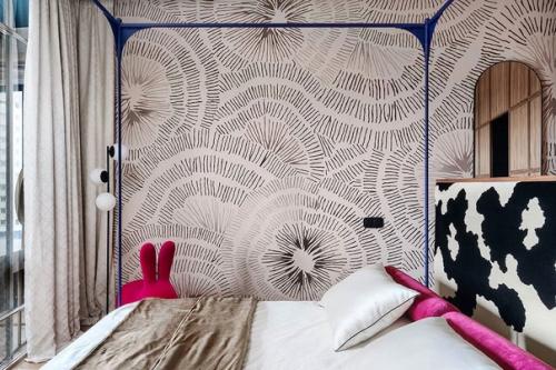 Интерьер квартиры, переполненный яркими решения, необычными принтами и текстурами. 04