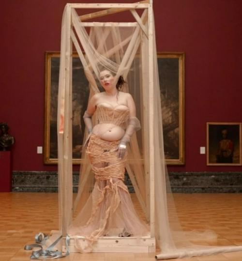 Микаэла старк - художница, перформансистка и стилист, чей корсет стал мощным символом бодипозитива. 03