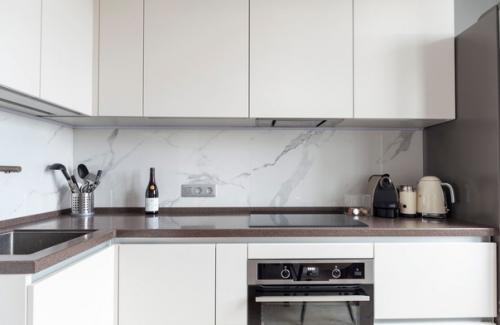 Монохромный интерьер небольшой кухни. 02