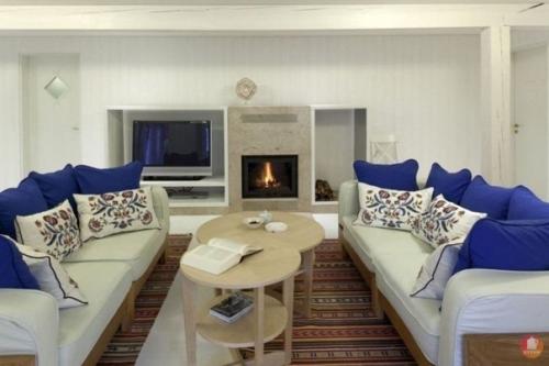 А с виду такой простенький домик. 01