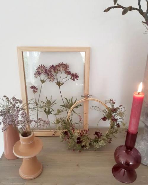 Обьединенная кухня - гостиная в белом скандинавском таунхаусе. 06