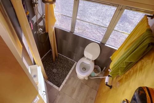 Как семейная пара купила себе старый автобус и переделала его под полноценное жильё. 04