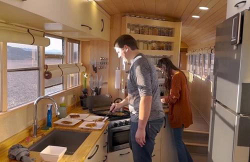 Как семейная пара купила себе старый автобус и переделала его под полноценное жильё. 01