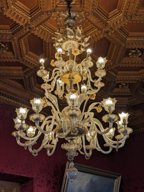 Перед сном предлагаю полюбоваться одной из трех анфиладных гостиных владимирского дворца - малиновой. 02