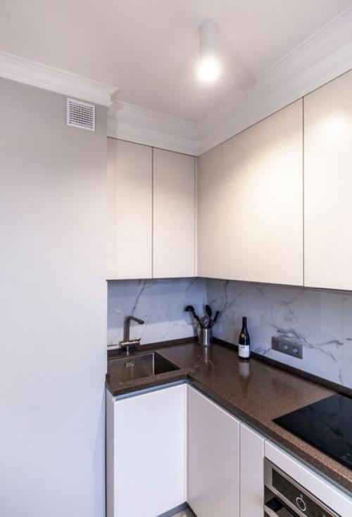 Монохромный интерьер небольшой кухни. 03