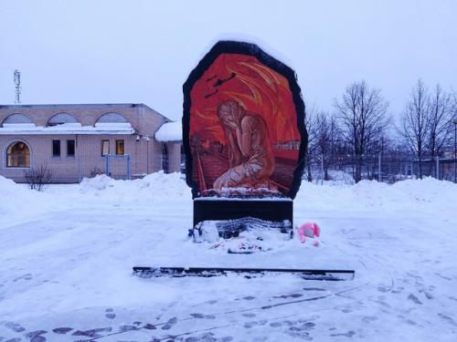 Тихвин в январе.  Тепловоз дм 62-1733 (ТЧЭ - 21 волховстрой) и электропоезд эт 2 М - 8034 (тчприг - 15 санкт - Петербург - балтийский. 02