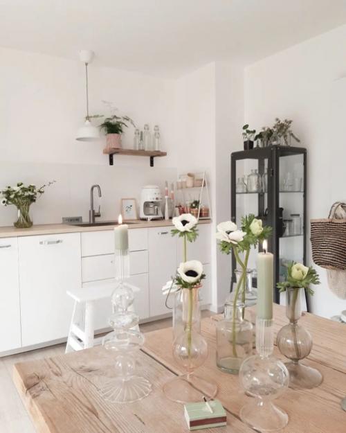 Обьединенная кухня - гостиная в белом скандинавском таунхаусе. 02