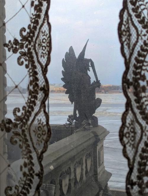 Перед сном предлагаю полюбоваться одной из трех анфиладных гостиных владимирского дворца - малиновой. 03