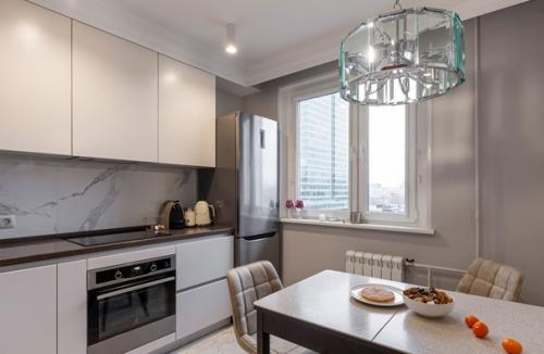 Монохромный интерьер небольшой кухни. 06