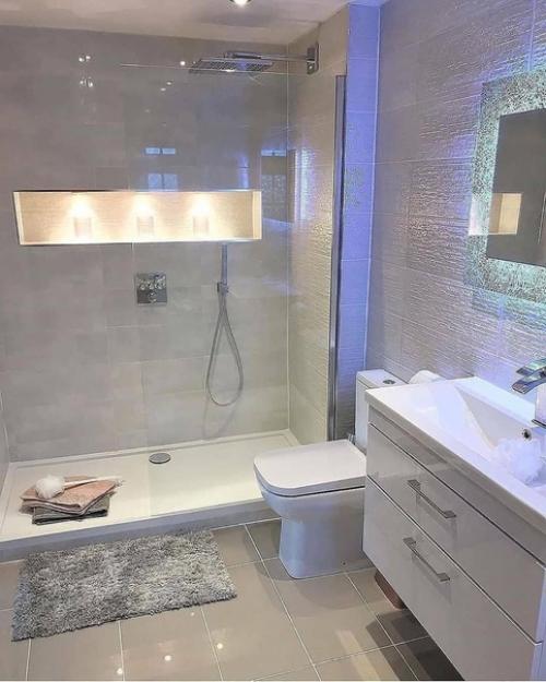 Жемчужный интерьер, популярный в последние годы, особенно эффектно выглядит в дизайне ванной комнаты. 01