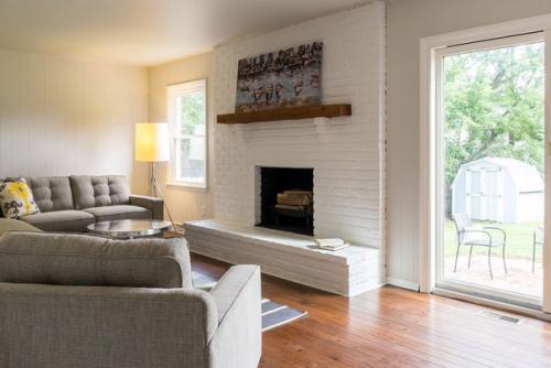 Кирпич в интерьере гостиной комнаты. 08